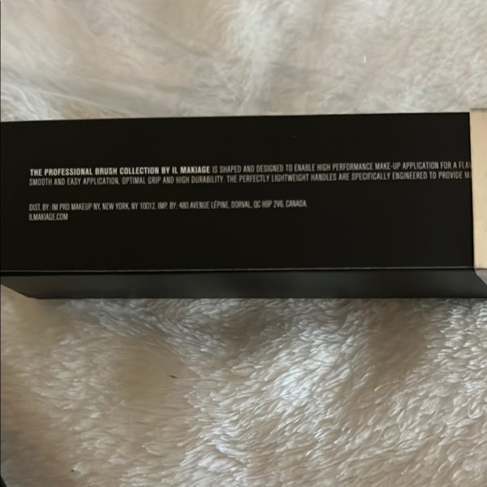 IL MAKIAGE Black Foundation Blending Brush - Picture 2 of 4